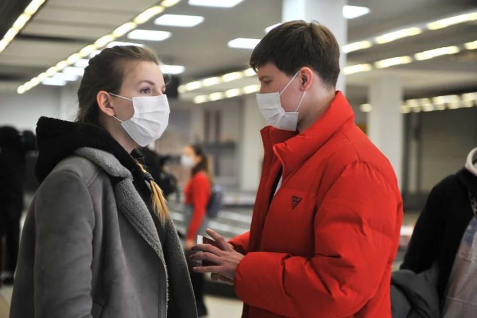 Пассажиры из числа последних российских туристов возвращающихся домой из Китая в аэропорту "Кольцово".