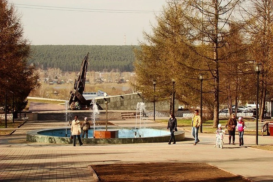 Пионерский бульвар. Фонтаны Кемерово на бульваре. Г Кемерово Пионерский бульвар. Памятник на Пионерском бульваре Кемерово. Парк на Пионерском бульваре Кемерово.