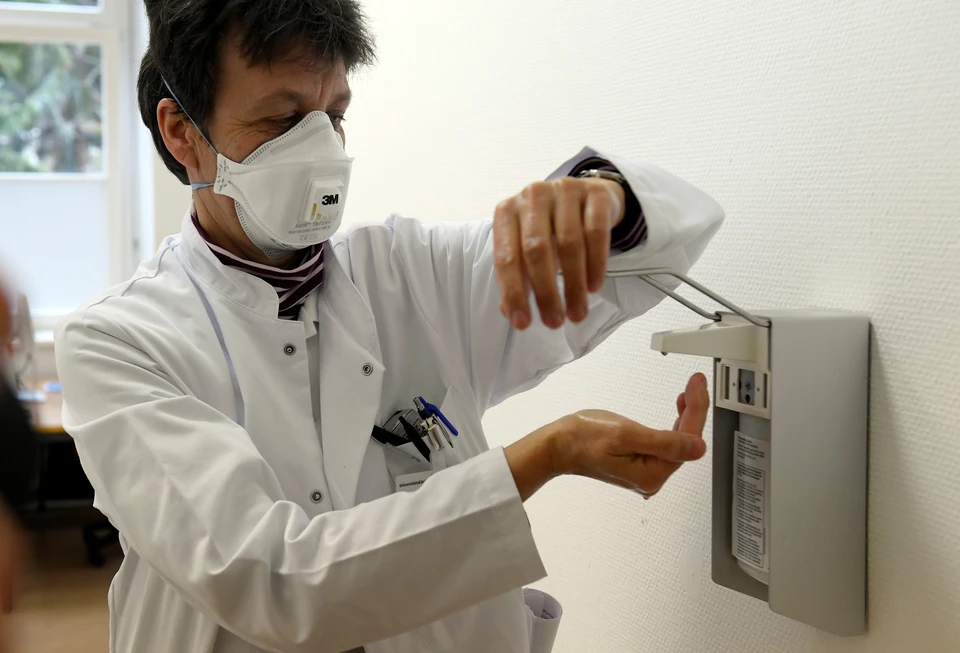 Диспенсер с антибактериальным гелем в одной из клиник Дрездена, Германия.