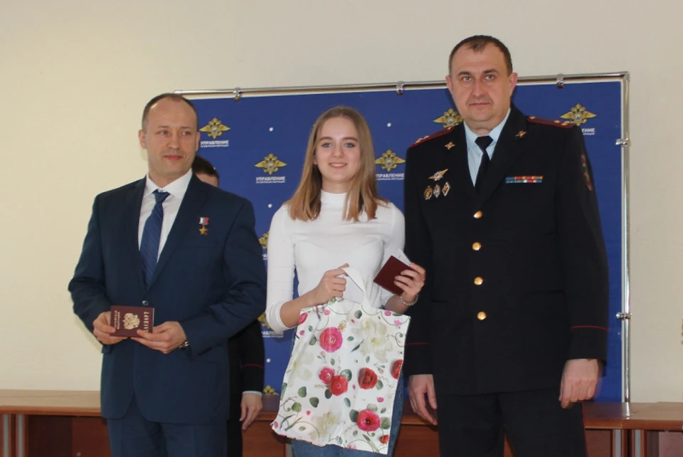 Космонавт Александр Мисуркин вручил паспорта 15 орловцам. Фото: пресс-служба УМВД России по Орловской области