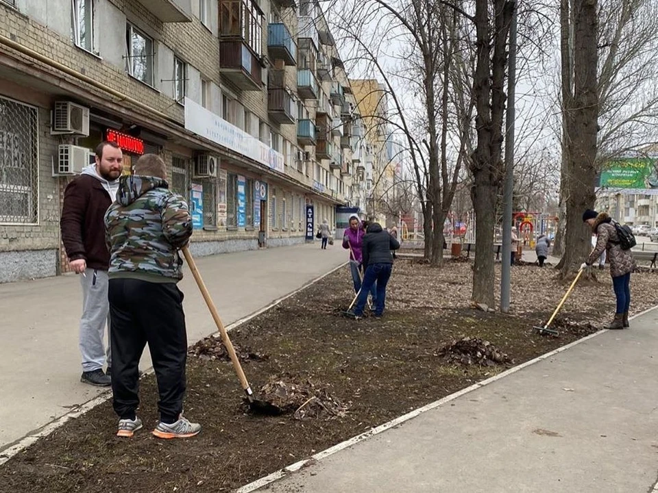 В Октябрьском районе Саратова прошел первый весенний субботник. Фото со страницы администрации района в Instagram