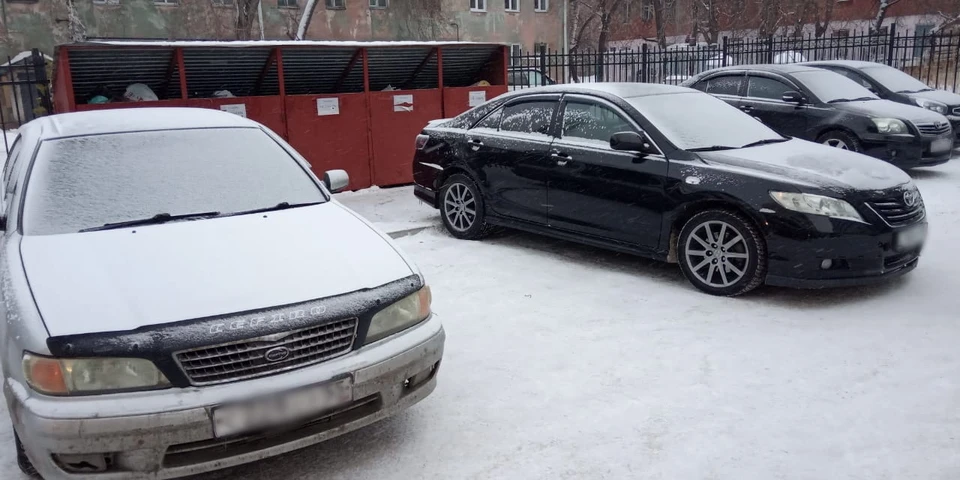 Омичей просят не парковаться возле контейнеров с мусором. Фото: ООО «Магнит»