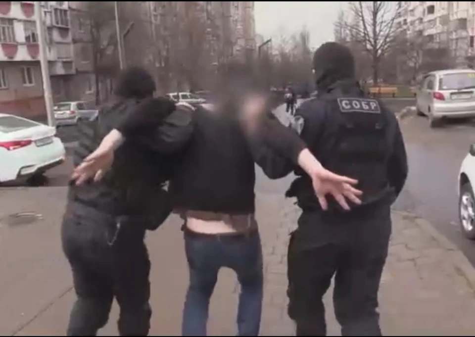 Белгородские полицейские при поддержке СОБР задержали 3-х мужчин за незаконные манипуляции с банкоматами. Скриншот видео.