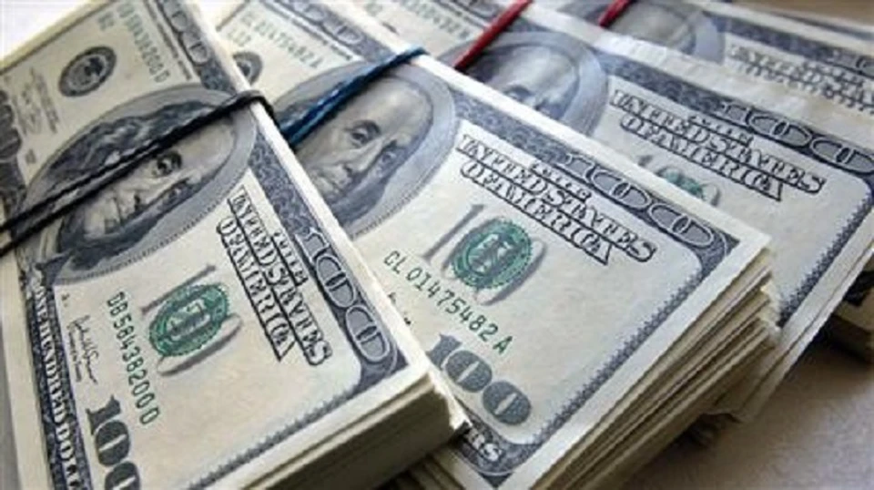 Ранее цена на доллар в обменниках Казахстана достигала 450 тенге.