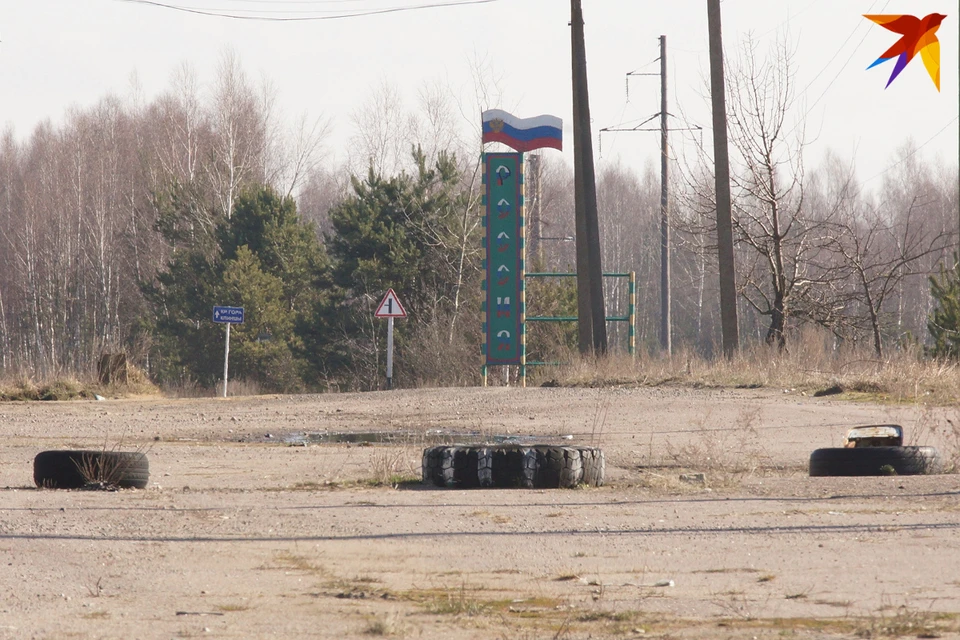 Пропускают через границу. Пограничный пункт с танками. Валера на дереве на границе с Беларусью. Капп на границе России и Белоруссии. Казино на границе с Белоруссией