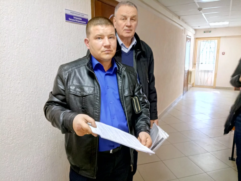 Евгений Штоль (на переднем плане) и его адвокат Виктор Филюк считают, что в аварии виноваты оба водителя