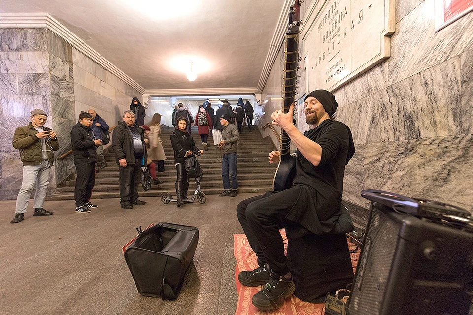 Музыкант играет на ситаре в переходе станции метро "Арбатская".