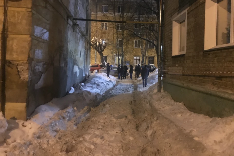 С крыши этого злополучного дома сошла глыба льда, убив пенсионерку. Фото: СУ СКР по Кировской области