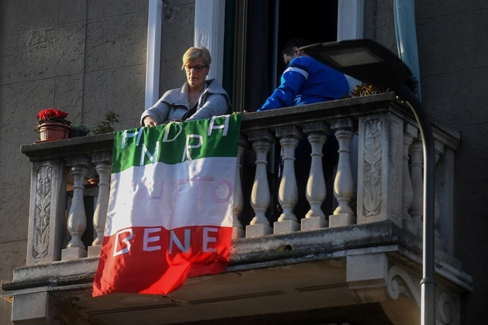 Жители Милана вывешивают на своих балконах флаги с надписью «Все будет хорошо»
