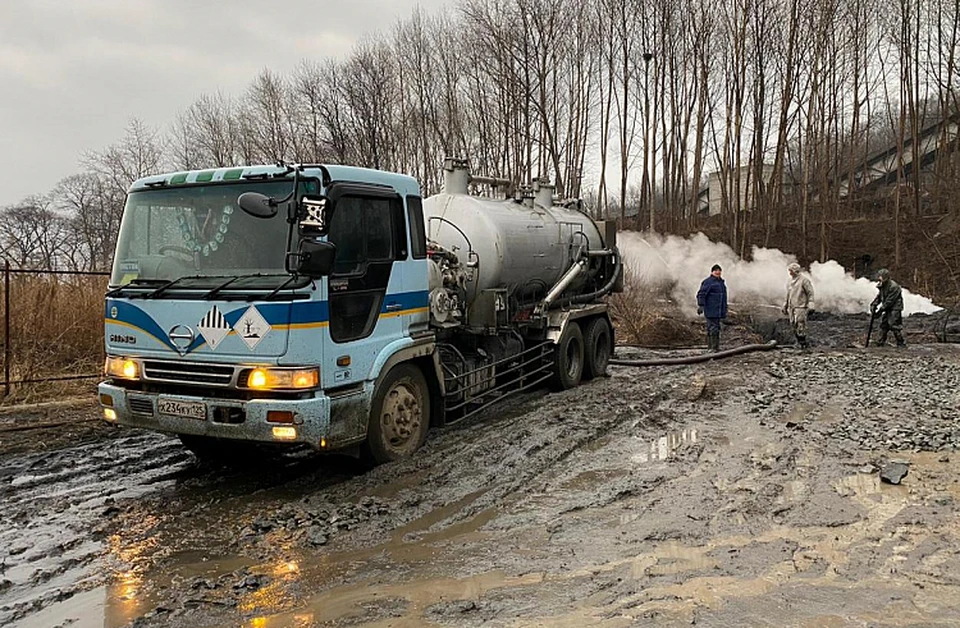 На устранении последствий разлива топлива задействовано более 140 человек. Фото: сайт правительства Приморского края