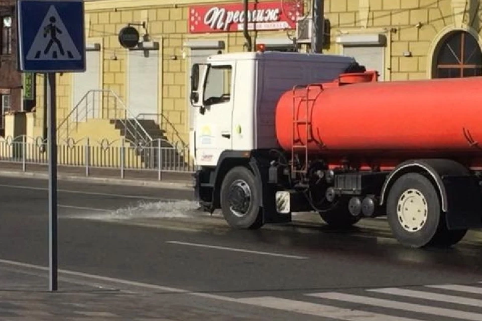 Ежедневно в Мариуполе обрабатывают раствором хлорки 250 км дорог и 50 км тротуаров. Фото: 0629.com.ua