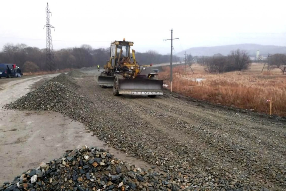 Техника на постройке новой дороги в Большом Камне. Фото: сайт правительства Приморского края