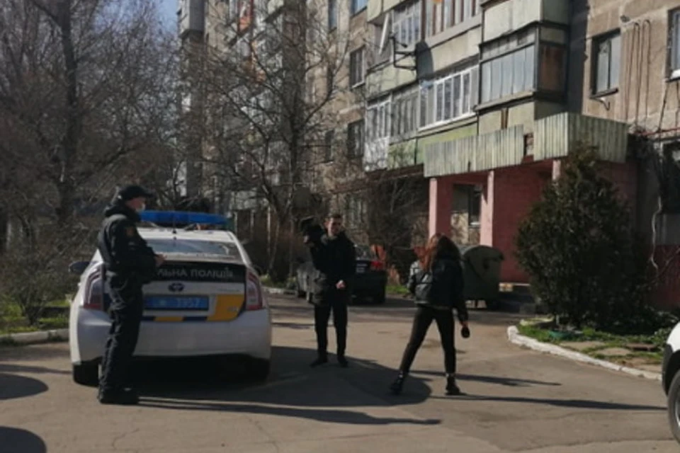 Для разбирательств даже вызвали к дому наряд полиции. Фото: Телеканал ТВ7