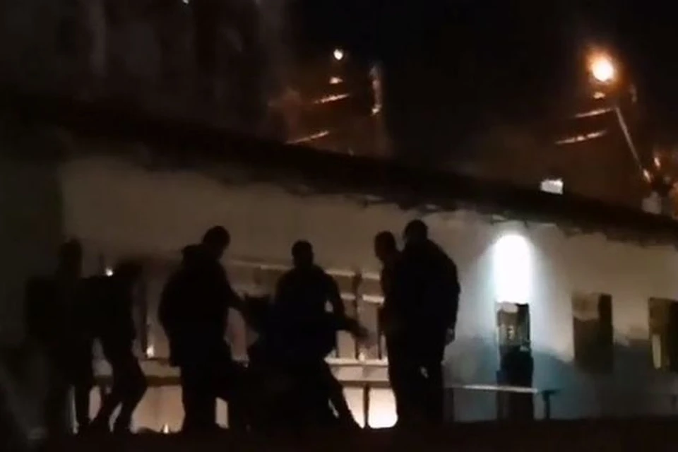 Очевидец уверяет, что на человека набросились толпой