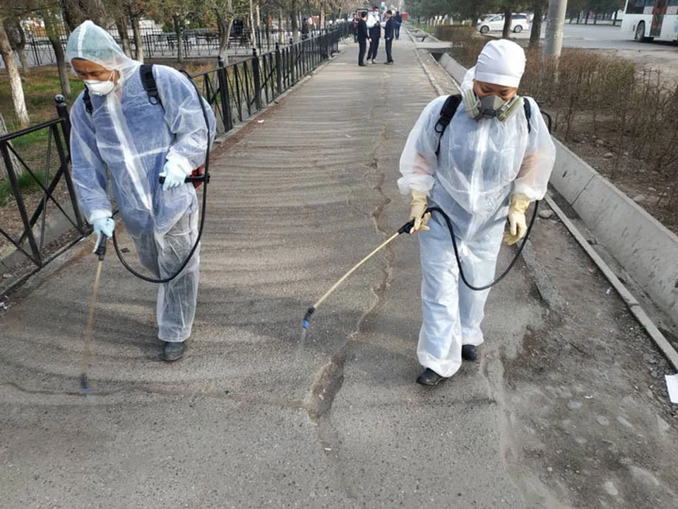 Эпидемиологи провели дезинфекцию на одном из крупнейших рынков Бишкека.
