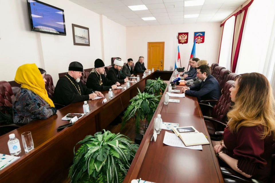 Глава региона встретился с представителями религиозных организаций Мурманской области. Фото: правительство Мурманской области