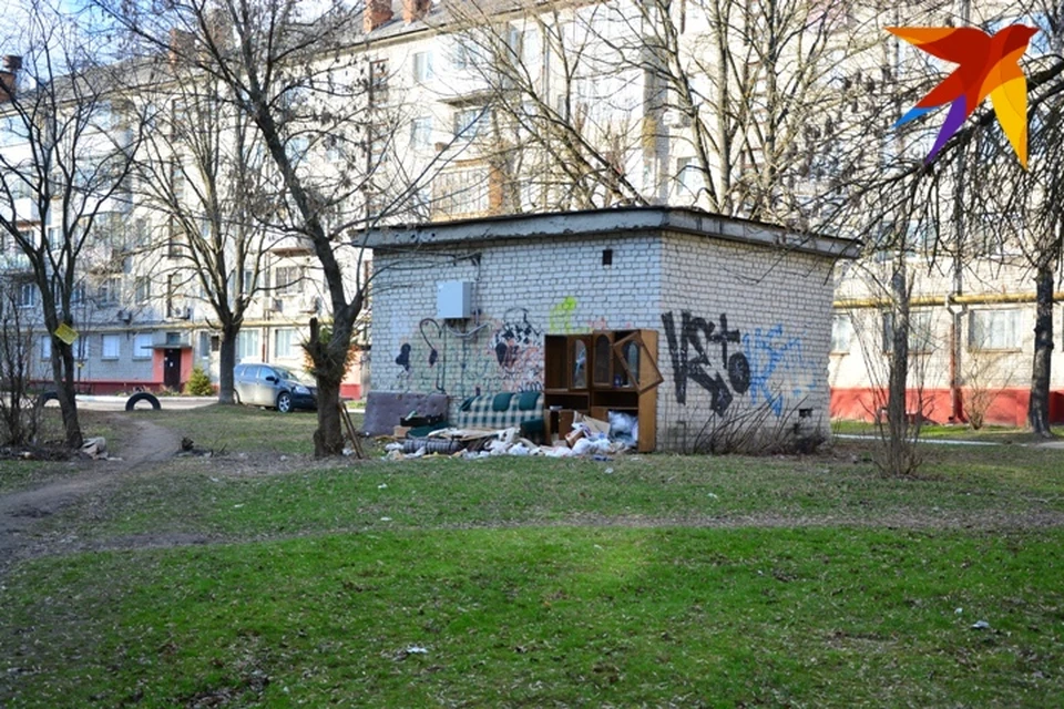 Кто-то вынес мебель на улицу.