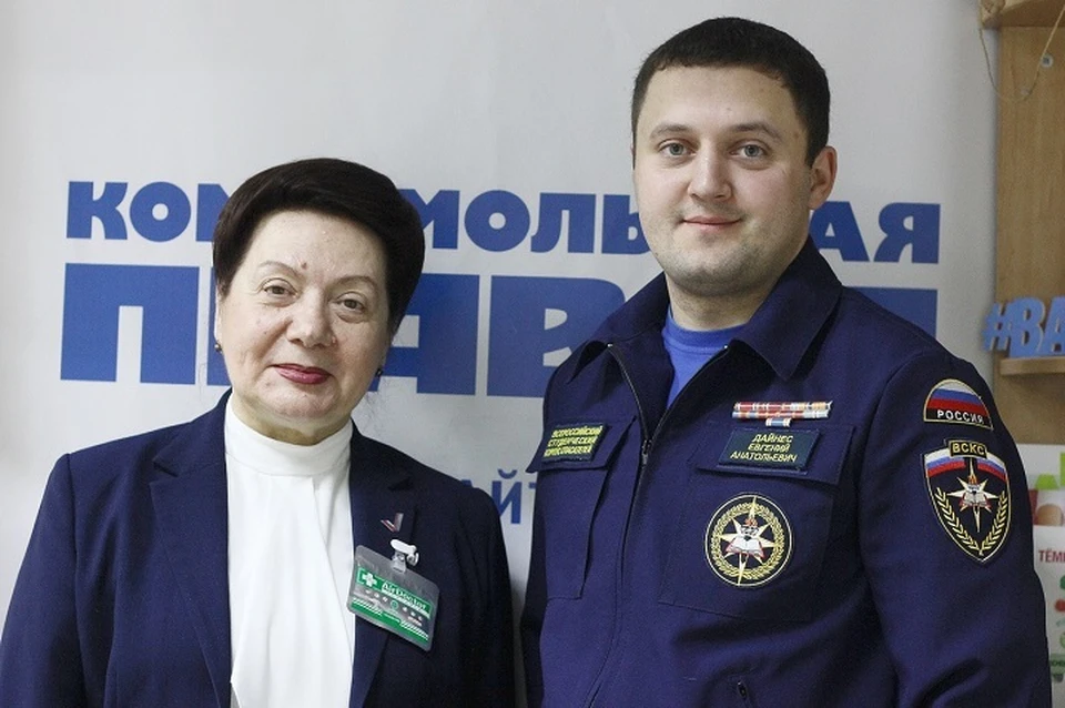 Ирина Лёвина, сопредседатель народного фронта регионального штаба, и Евгений Дайнес, заместитель руководителя регионального ресурсного центра - волонтер