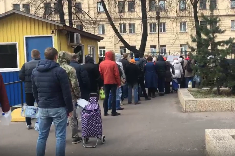 Жители Петербурга встали в очередь за бесплатным средством для дезинфекции