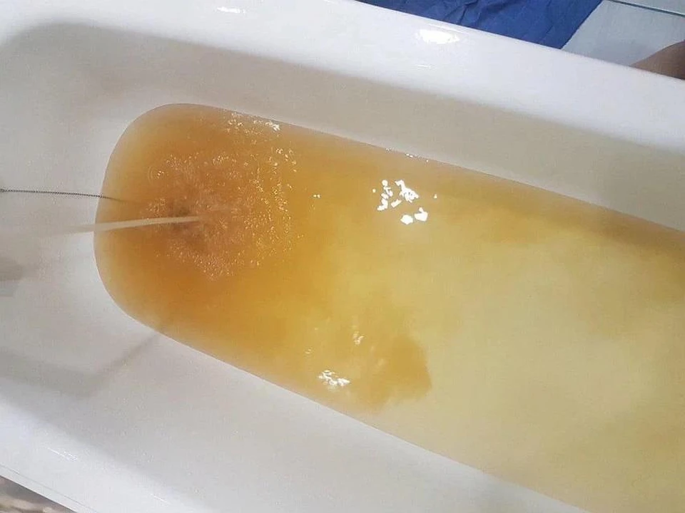 Жители Энгельса жалуются на желтую воду