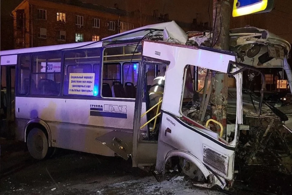 Пассажирский автобус въехал в столб после столкновения с иномаркой.
