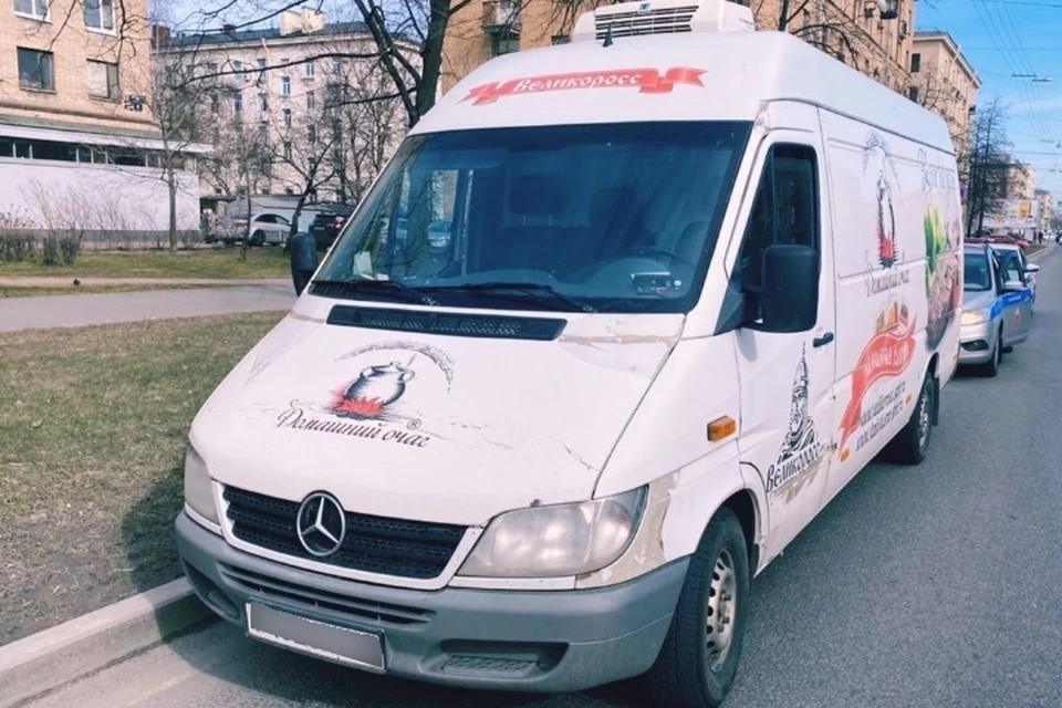 В Петербурге задержали нервного доставщика еды под, предположительно, наркотическим опьянением. Фото: vk.com/dorinspb