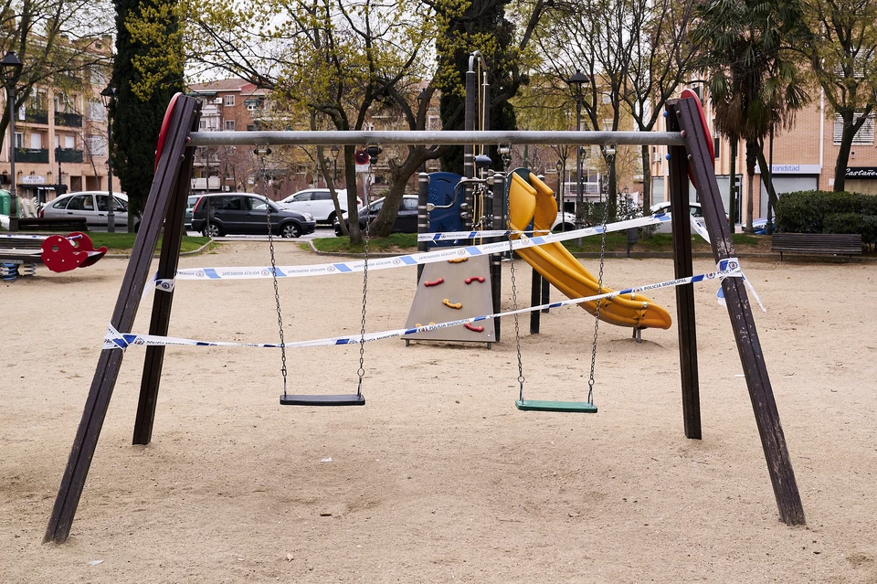 В Ростпотребнадзоре советуют избегать посещение общественных мест, в том числе и детских площадок, парков