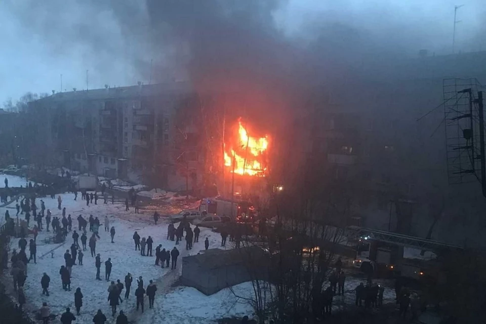 После взрыва начался пожар. В огне оказались несколько квартир на разных этажах. Фото: Чёрное&Белое Магнитогорск/vk.com