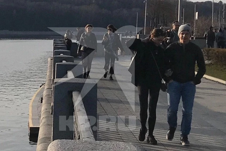Андрей Аршавин прогулялся по весенней Москве с девушкой. Фото: эксклюзив "КП"