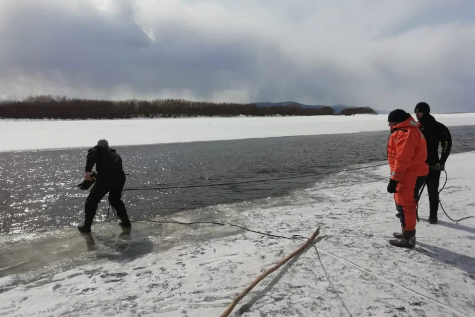 В Хабаровском крае к месту, где машина ушла под лед, направили еще одну группу спасателей