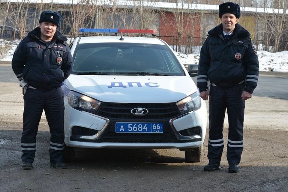 Старший лейтенант полиции Нурлан Ахметов и старлей Александр Киселев экстренно приехал к зданию райотдела. Фото: Валерий Горелых
