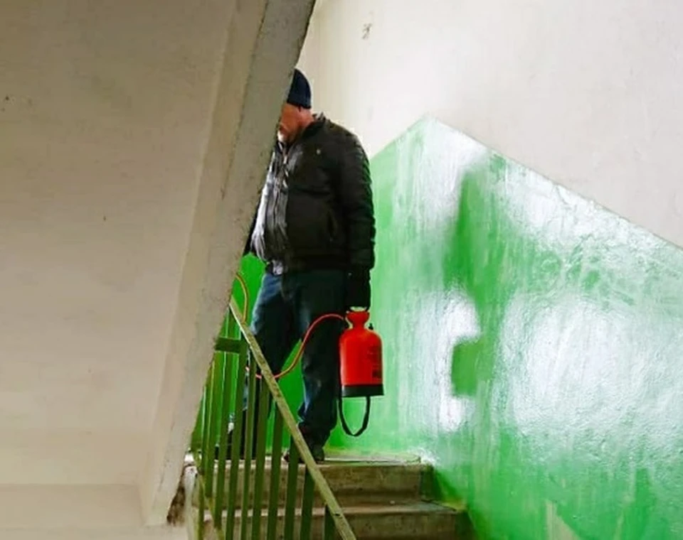 В Смоленске начали дезинфицировать подъезды жилых домов. Фото: администрация города Смоленска.