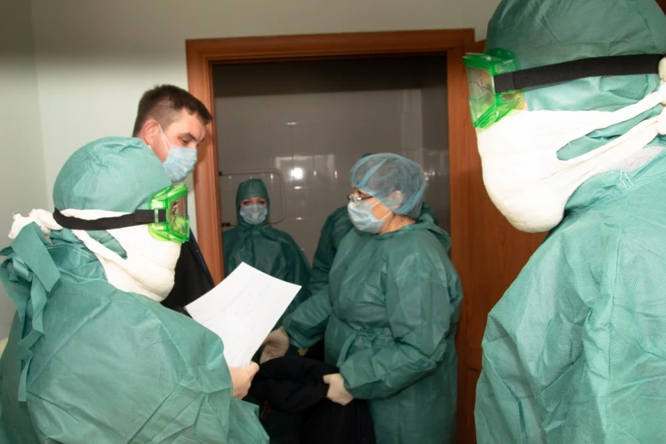 В Заринске врачи вместо подозреваемого на коронавирус мужчины взяли пробы у его тезки. Фото: Минздрав АК