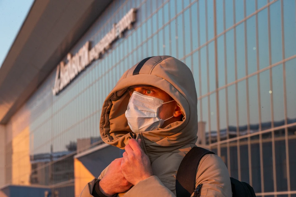 Аэропорт Владивостока продолжает принимать рейсы из-за границы, на которых эвакуируются россияне. Фото: Антон Петлица