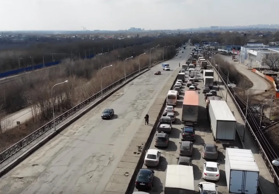 В районе Смышляевки у поста ГАИ утром скопились десятки легковых и грузовых автомобилей
