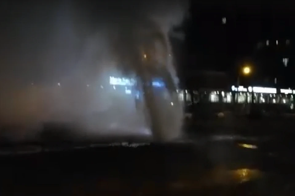 В Московском районе ночью прорвало трубу. Фото:vk.com/spb_today