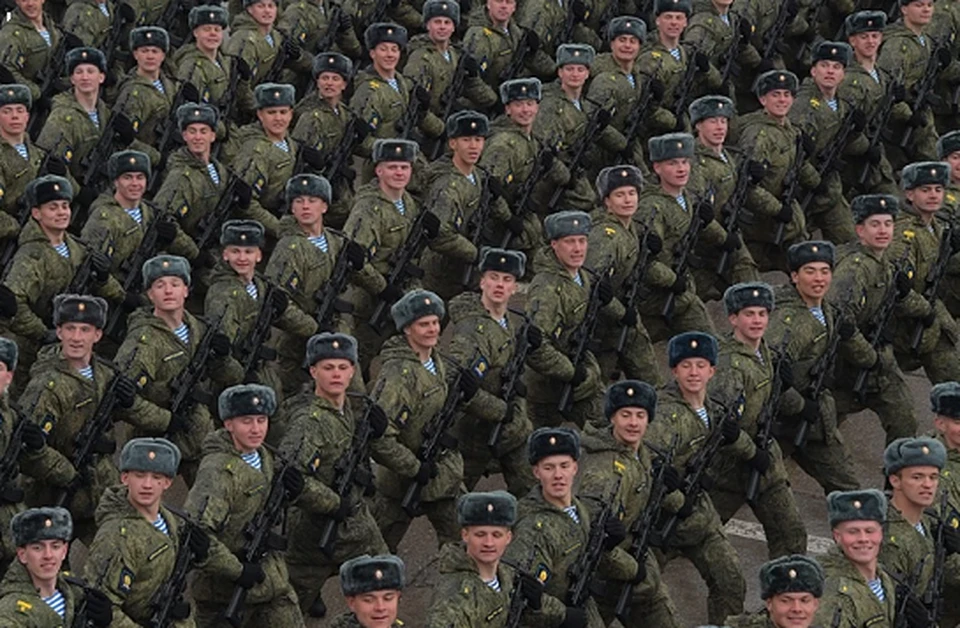 Со всеми участниками парада проводятся беспрецедентные меры профилактики во избежание заболеваний.