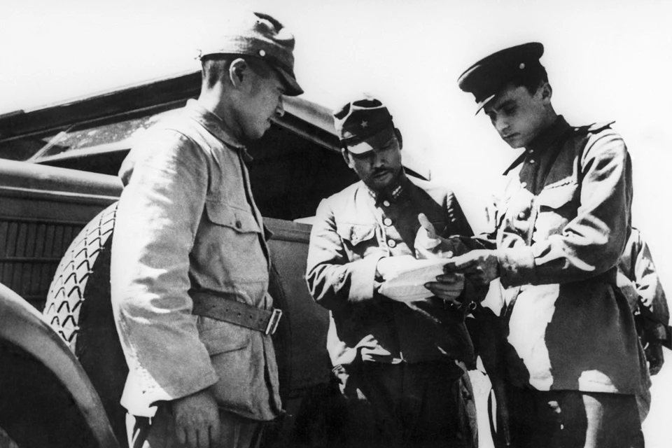 Японский представитель докладывает советскому офицеру о ходе капитуляции его части