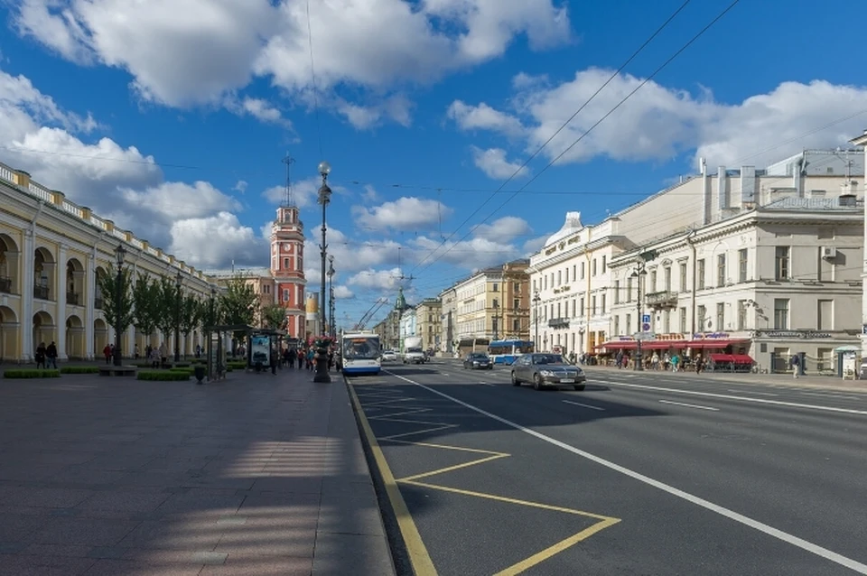 В Петербурге трое мужчин развязали конфликт с ножом и пистолетом на Невском проспекте.