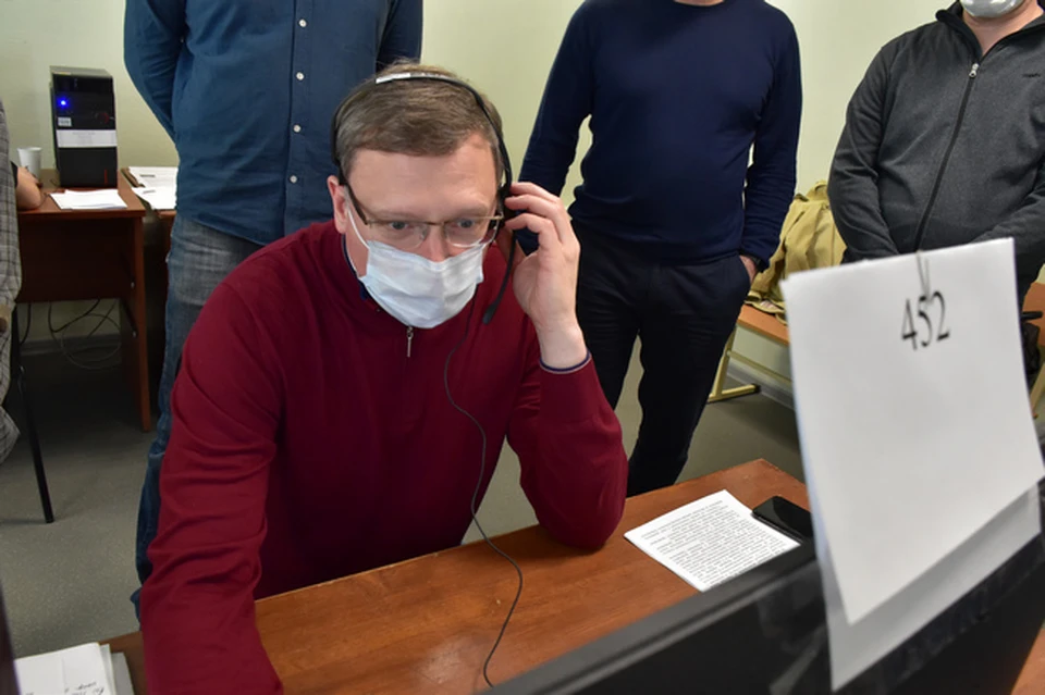 Бурков поработал оператором Единого консультационного центра по всем вопросам, связанным с коронавирусом.