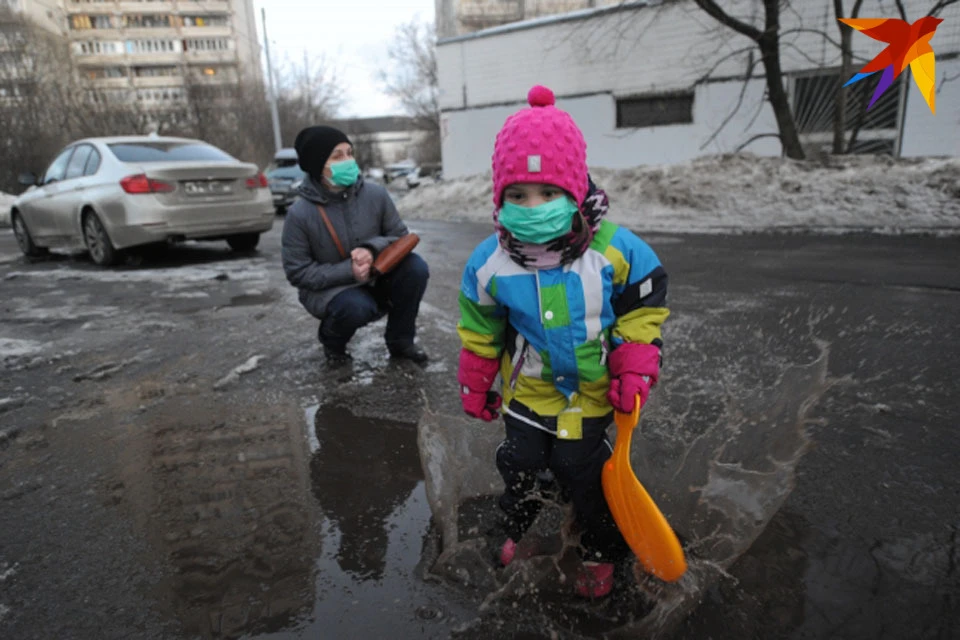 Гулять с детьми можно, но только около дома.