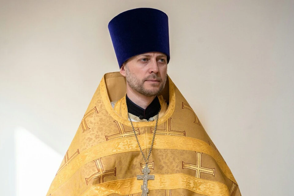 Иерей Николай Тихончук - русский, у него одно призвание и две настоящие, очень серьёзные и очень близкие по сути профессии: он медбрат и священник.