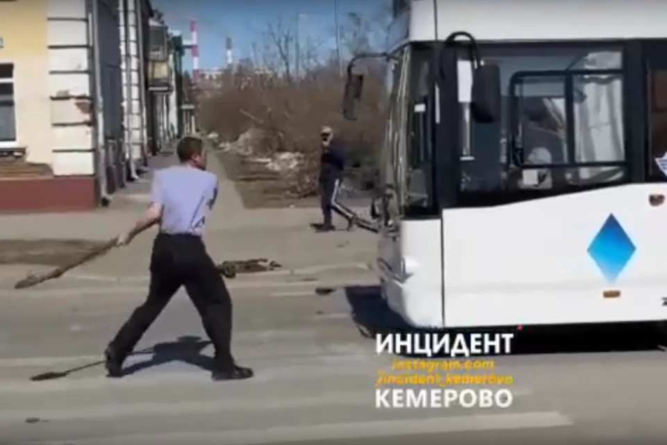 Мужчина с лопатой бросался на машины в центре Кемерова. Фото: "Инцидент Кемерово"/ vk.com