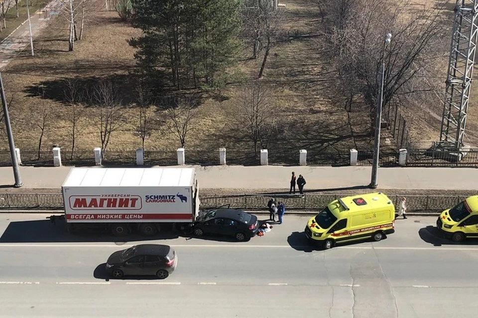 На месте аварии работали полиция и медики