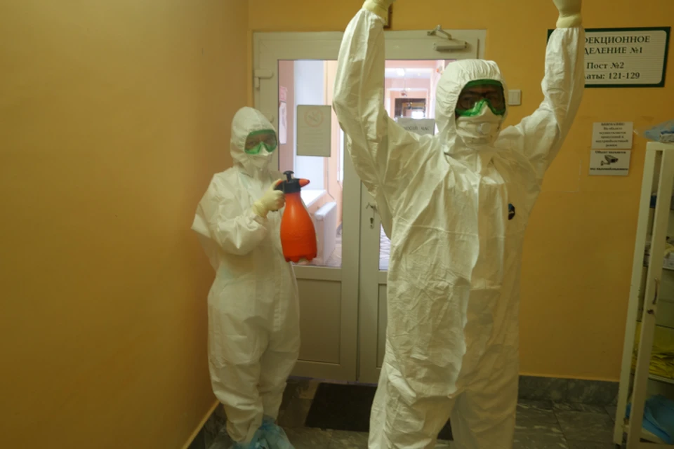 Врачи обрабатывают свои костюмы дезинфекционными средствами. Фото: Городская клиническая больница №40