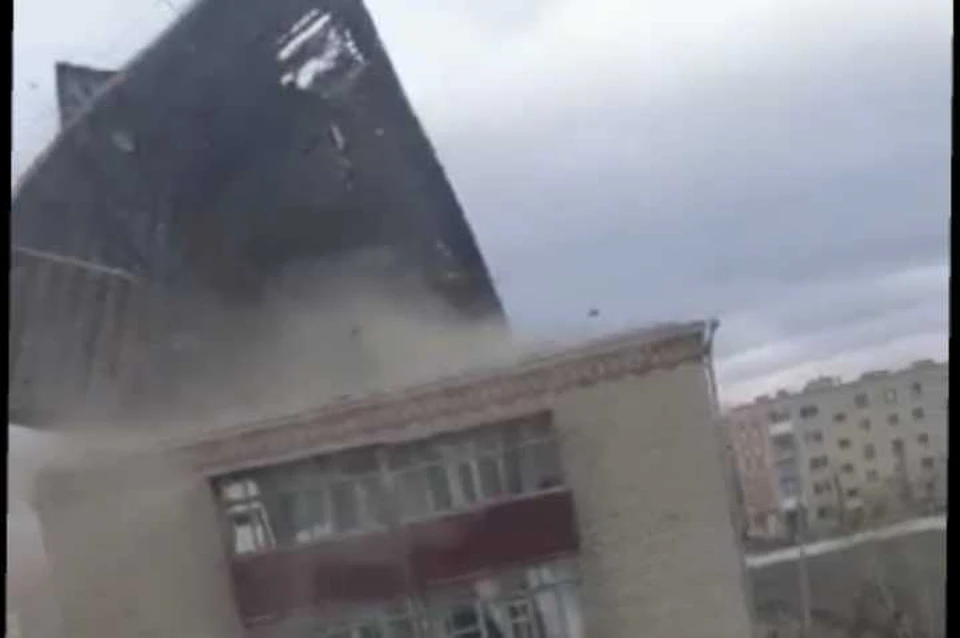 Крышу пятиэтажного дома снесло ветром в Кокшетау