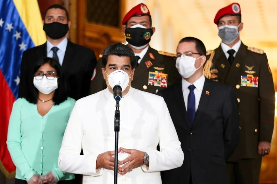Президент Венесуэлы Николас Мадуро (в центре) выступает с заявлением