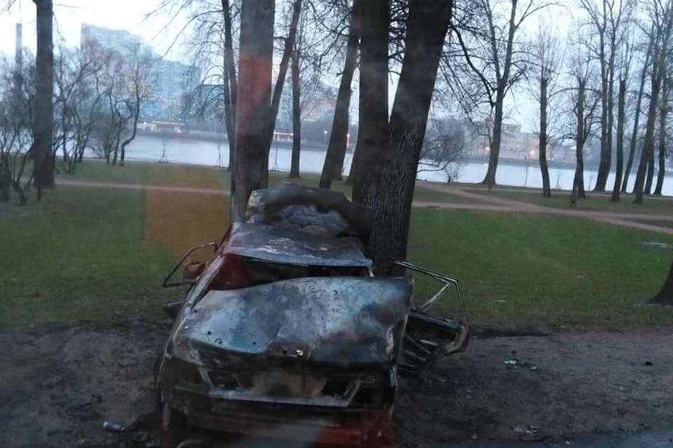 Несмотря на то, что пламя буквально уничтожило машину, водитель, судя по всему, серьезно не пострадал. Фото: ДТП и ЧП | Санкт-Петербург | Питер Онлайн | Спб.
