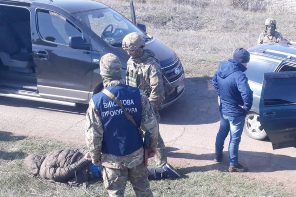 Подполковника СБУ при задержании положили носом в землю. Фото: ГБР