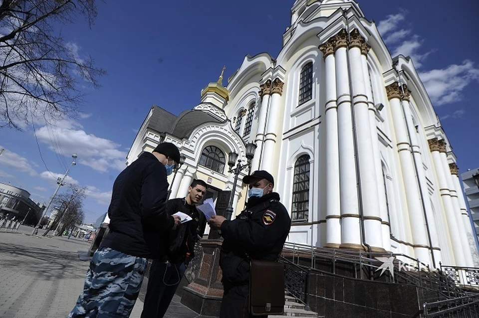 Полицейские проводят с людьми профилактические беседы и просят уйти домой